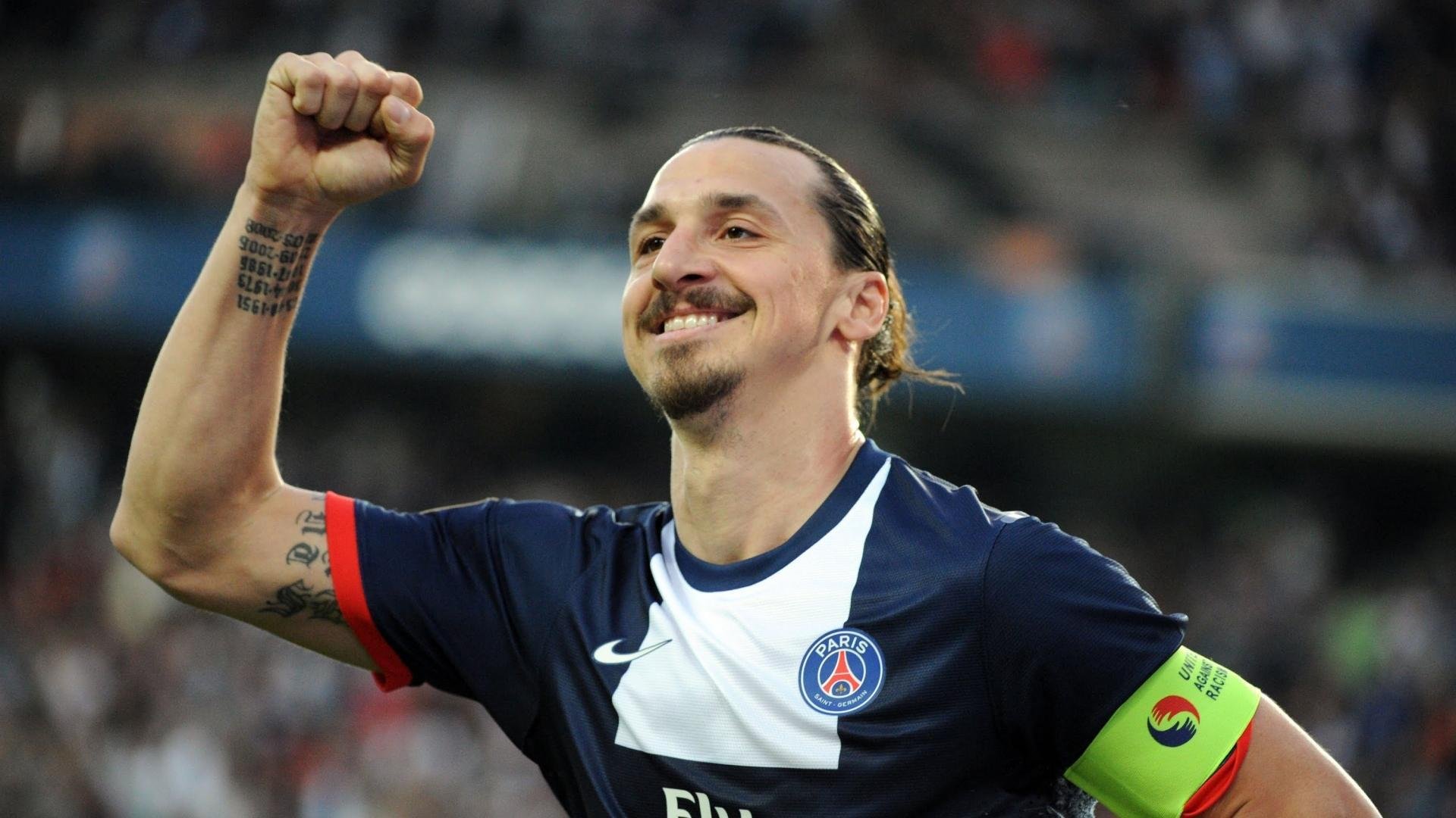 “高新体育中心:羽毛球赛场技术与速度并行”